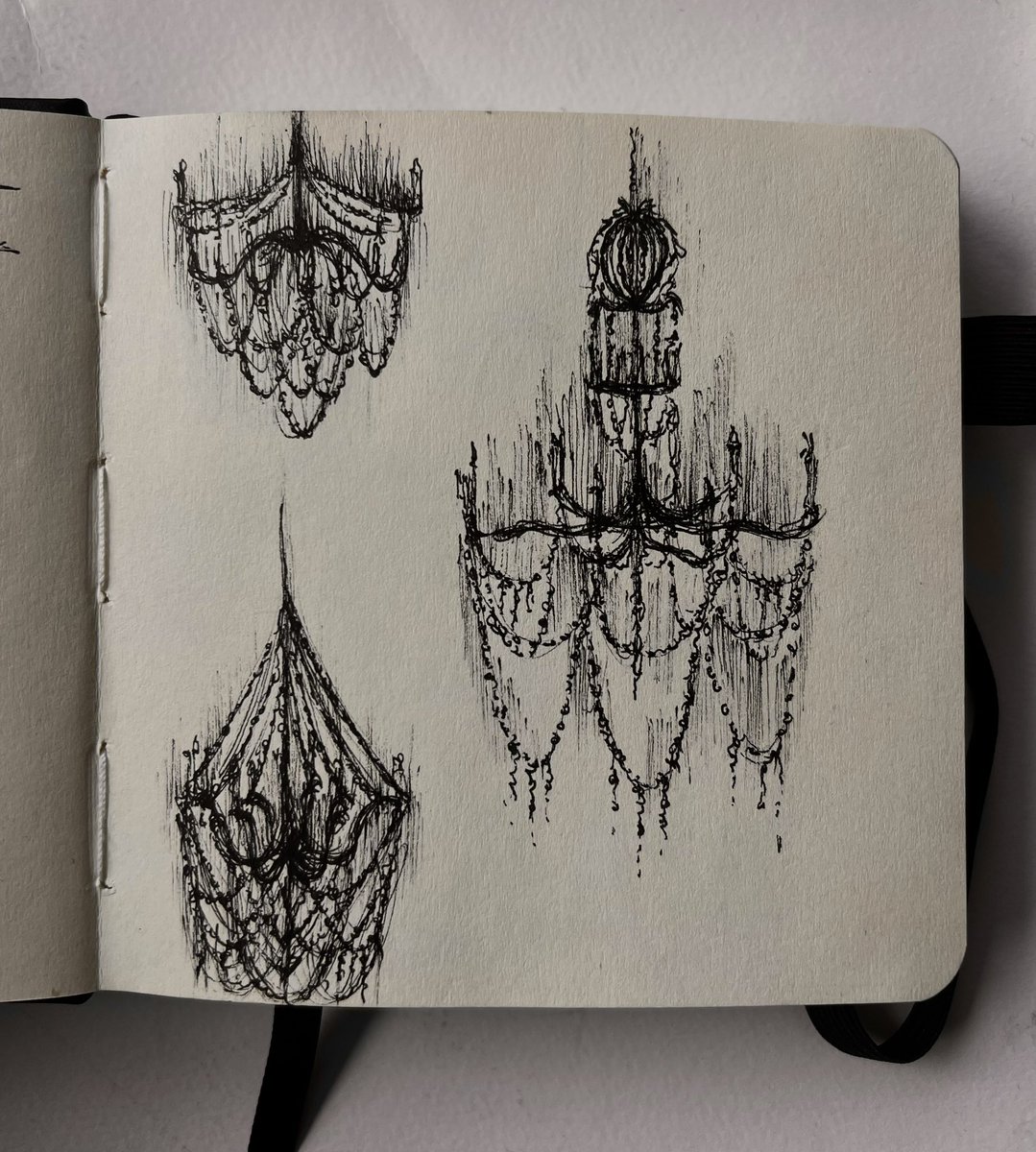 nwllllllllll's tweet photo. chandelier https://t.co/IVil7kNzX1