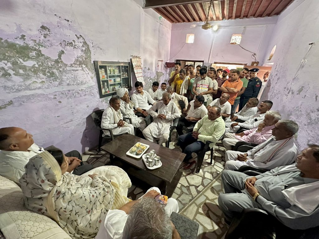 KamleshDhanda1's tweet photo. आज कलायत विधानसभा क्षेत्र के गांव सिनंद और दु���्बल में विभिन्न चाय कार्यक्रमों में कार्यकर्ताओं से मुलाकात कर भाजपा के पक्ष में और अधिक प्रचार प्रसार करने तथा आगामी कार्यक्रमों के निमित विचार विमर्श किया। #AbkiBaar400Paar https://t.co/5TSFDWIqJs