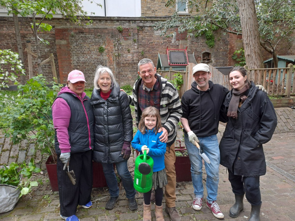 Fab #Sunday afternoon #community gardening with #Transition #PrimroseHill @PrimroseHill_CC where we were joined by @Matthew_Wright & Cassady who gave us lots of useful tips on broad beans & the local robins! Great fun!🌱🐦