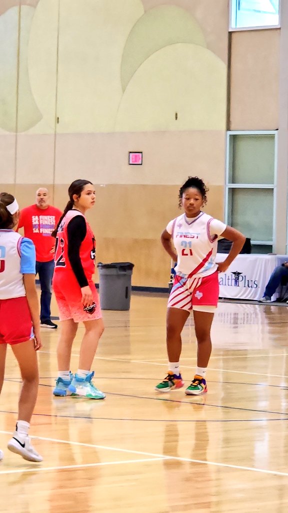 SouthTejas1984's tweet photo. #Hoopz(Natalia-Devine-Lytle) vs SA's Finest!
#LetsGo
@NJH_Mustangs @NataliaSports @LoriLwilson23 https://t.co/tH89Gq8afM