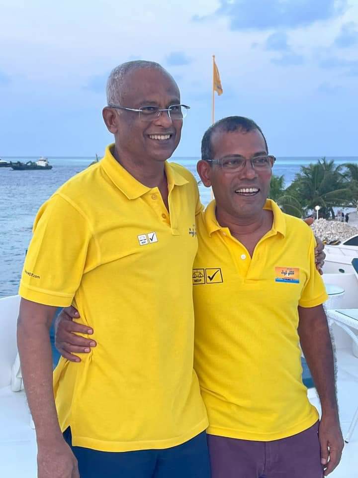 Bambukeyo Hussain Manik (@bkhussainmanik) on Twitter photo ރސޯލިހު މިހާރު ކަލެއަށް އިންގޭނެ ރނަޝީދު އަކީ ކާކުކަން ތަންދޮރު ނޭންގި ބަޑިބޭހާ ކުޅުނީމަ ވާނެގޮތް ވެފަ ތިހިރީ ރނަޝީދު އެމްޑީޕީ ރޫޅައެއްނޫން ލީކި އެމްޑީޕީ ފުނޑާލި ދެންއަތް ޖަހާ #ވަރަށްސާފު <a href="/ibusolih/">Ibrahim Mohamed Solih</a> <a href="/MohamedNasheed/">Mohamed Nasheed</a> <a href="/MMuizzu/">Dr Mohamed Muizzu</a> <a href="/Banafsaa/">Abdul Raheem Abdulla</a> <a href="/faya_i/">Fayyaz Ismail</a> <a href="/MDPSecretariat/">MDP Secretariat</a> ރސޯލިހު މިހާރު ކަލެއަށް އިންގޭނެ ރނަޝީދު އަކީ ކާކުކަން ތަންދޮރު ނޭންގި ބަޑިބޭހާ ކުޅުނީމަ ވާނެގޮތް ވެފަ ތިހިރީ ރނަޝީދު އެމްޑީޕީ ރޫޅައެއްނޫން ލީކި އެމްޑީޕީ ފުނޑާލި ދެންއަތް ޖަހާ #ވަރަށްސާފު <a href="/ibusolih/">Ibrahim Mohamed Solih</a> <a href="/MohamedNasheed/">Mohamed Nasheed</a> <a href="/MMuizzu/">Dr Mohamed Muizzu</a> <a href="/Banafsaa/">Abdul Raheem Abdulla</a> <a href="/faya_i/">Fayyaz Ismail</a> <a href="/MDPSecretariat/">MDP Secretariat</a>