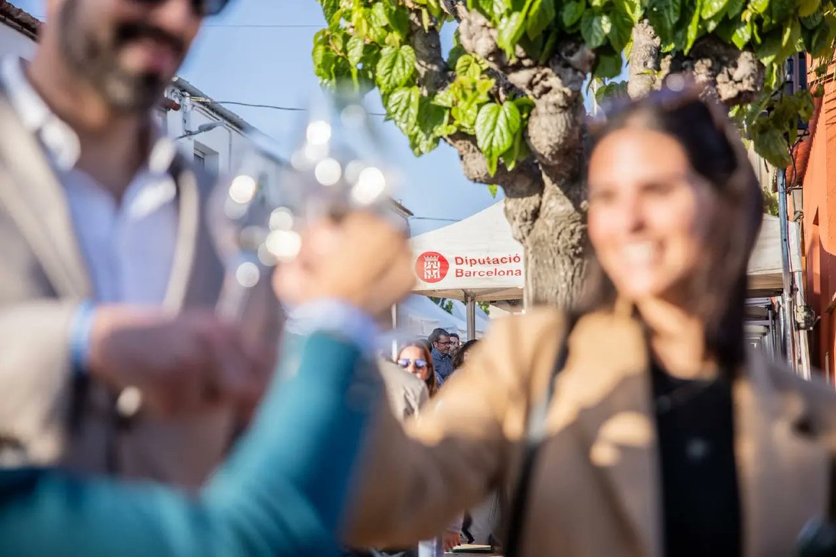 🍷 Este fin se semana hemos disfrutado junto a la candidata al Parlament, Mónica Soria, de la tradicional fiesta del Microvi, a l’Arboçar, donde bodegas del Garraf y el Penedés nos han dado a catar distintos vinos de la tierra.

¡VOX siempre en defensa del producto nacional!