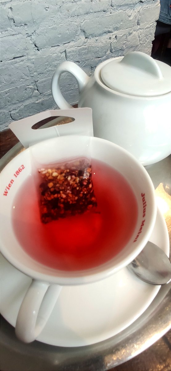 Evarally's tweet photo. I drink tea to forget about the noise of the world...❤️🫖 #goodtea #Sunday #love #atmospherictime https://t.co/fdfqI2rxs4