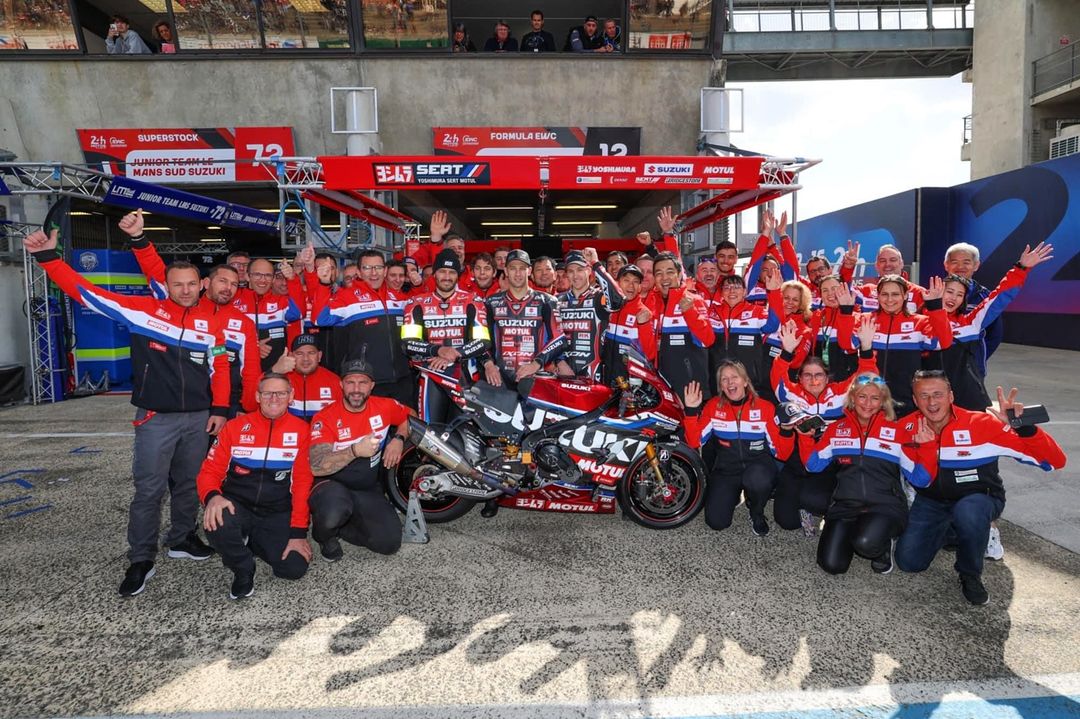 biker_feed's tweet photo. Battles, falls, leader changes... 𝗔𝗠𝗔𝗭𝗜𝗡𝗚 𝗥𝗔𝗖𝗘!
Congratulations to @yoshimura_sert_motul_official and all the teams! #FIMCHELLA #FIMEC #SUZUKI #MotoGP https://t.co/2rVx6mN0NP