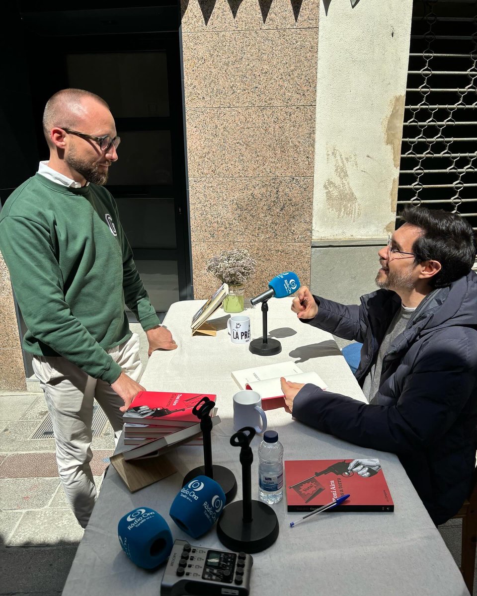 toniaira's tweet photo. Veure’ns ✨ Moments impagables 🫶🏼 Avui he pogut reviure els instants mítics que el #SantJordi passat vaig estrenar amb els lectors de la meva 1a novel·la, #COSaTERRA, molts d’ells, per cert, seguidors de la feina que faig als mitjans 😍 Quina alegria, posar-vos cara i veu 🌹📚✍🏼 https://t.co/ApR5gLA7y0