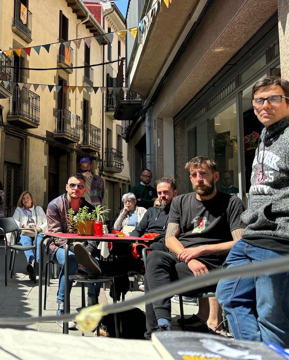 toniaira's tweet photo. Veure’ns ✨ Moments impagables 🫶🏼 Avui he pogut reviure els instants mítics que el #SantJordi passat vaig estrenar amb els lectors de la meva 1a novel·la, #COSaTERRA, molts d’ells, per cert, seguidors de la feina que faig als mitjans 😍 Quina alegria, posar-vos cara i veu 🌹📚✍🏼 https://t.co/ApR5gLA7y0