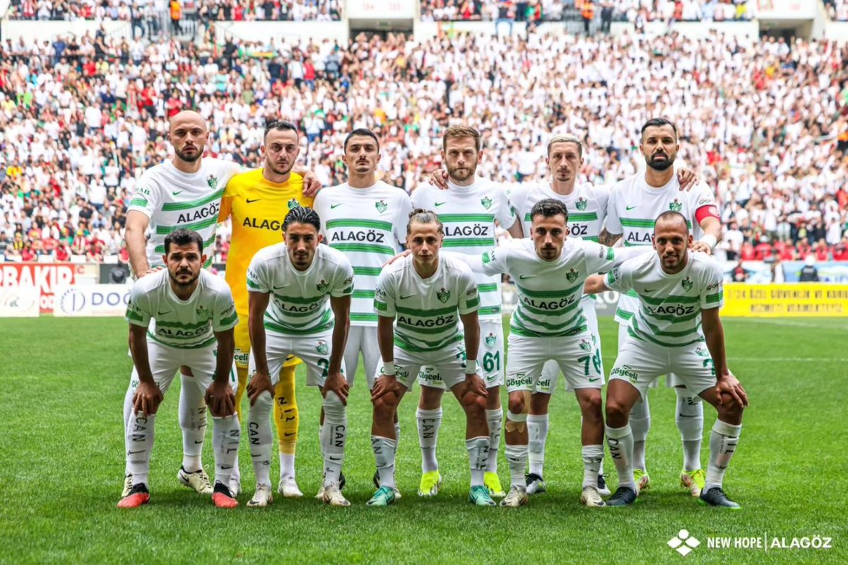 canturkalagoz's tweet photo. Tebrikler Iğdırspor!💚🤍

Amedspor’u 2-0 mağlup ederek bizleri gururlandıran, deplasmandan 3 puan alarak dönen şehrimizin takımı Alagöz Holding Iğdır FK’yı tebrik ediyorum. 👏👏

Bir üst lige çıkma yolunda emin adımlarla ilerleyen takımımıza başarılar diliyorum.💚🤍 https://t.co/GECsFj5Dhz
