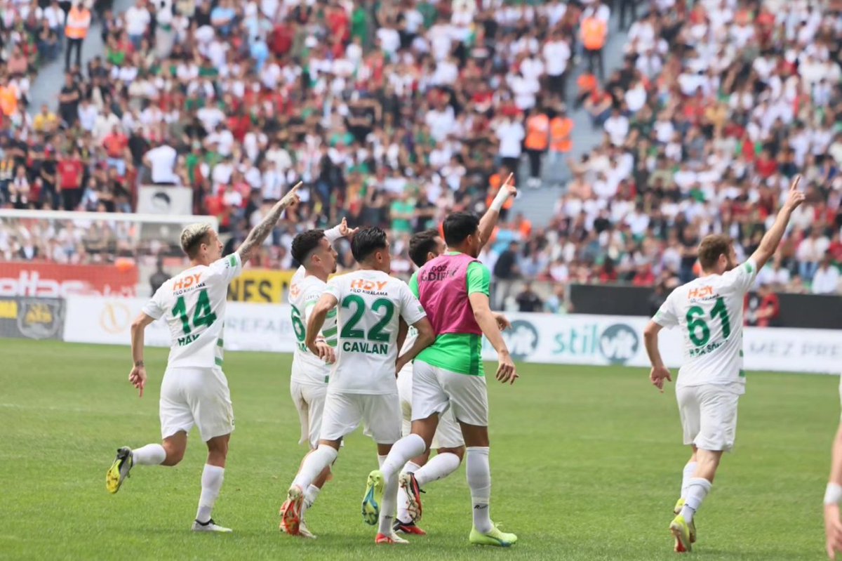 canturkalagoz's tweet photo. Tebrikler Iğdırspor!💚🤍

Amedspor’u 2-0 mağlup ederek bizleri gururlandıran, deplasmandan 3 puan alarak dönen şehrimizin takımı Alagöz Holding Iğdır FK’yı tebrik ediyorum. 👏👏

Bir üst lige çıkma yolunda emin adımlarla ilerleyen takımımıza başarılar diliyorum.💚🤍 https://t.co/GECsFj5Dhz