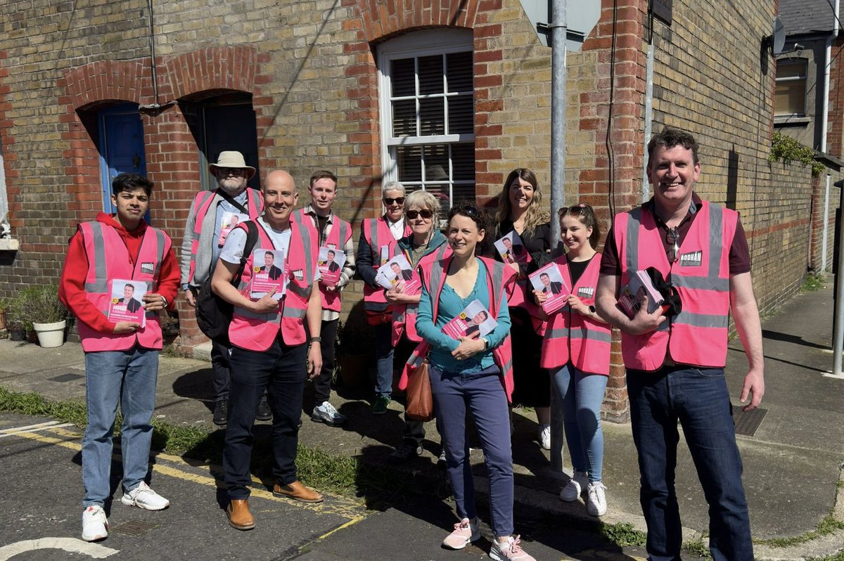 Summer is coming! ☀️🕶️🚶‍♀️🗳️ We were out in force in our pink in Stoneybatter today with @AodhanORiordain #ForTheLoveOfDublin