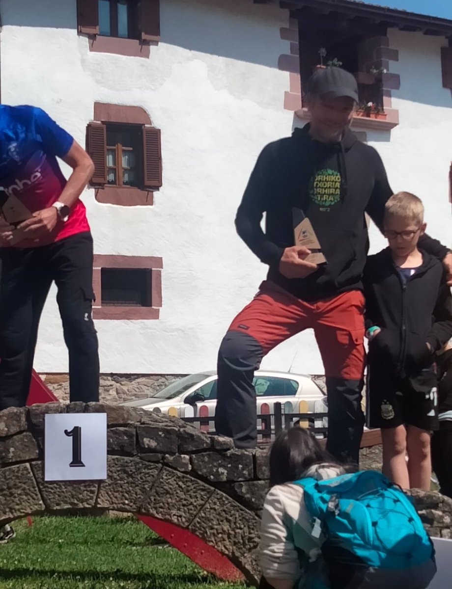 IratiTrail's tweet photo. 🎉 Estamos de enhorabuena en el club 🙌🏼

Recién entrado en la categoría de veteranos, Ion Eseverri se ha subido al 2�� puesto del cajón en el campeonato navarro de carreras de montaña ⛰️🏃🏻👴🏻

Zorionak txapeldun! Estás más fuerte que los bojes del bordal de Artaxo 💪🏼

#aupairati https://t.co/Aa3gFaAy8K