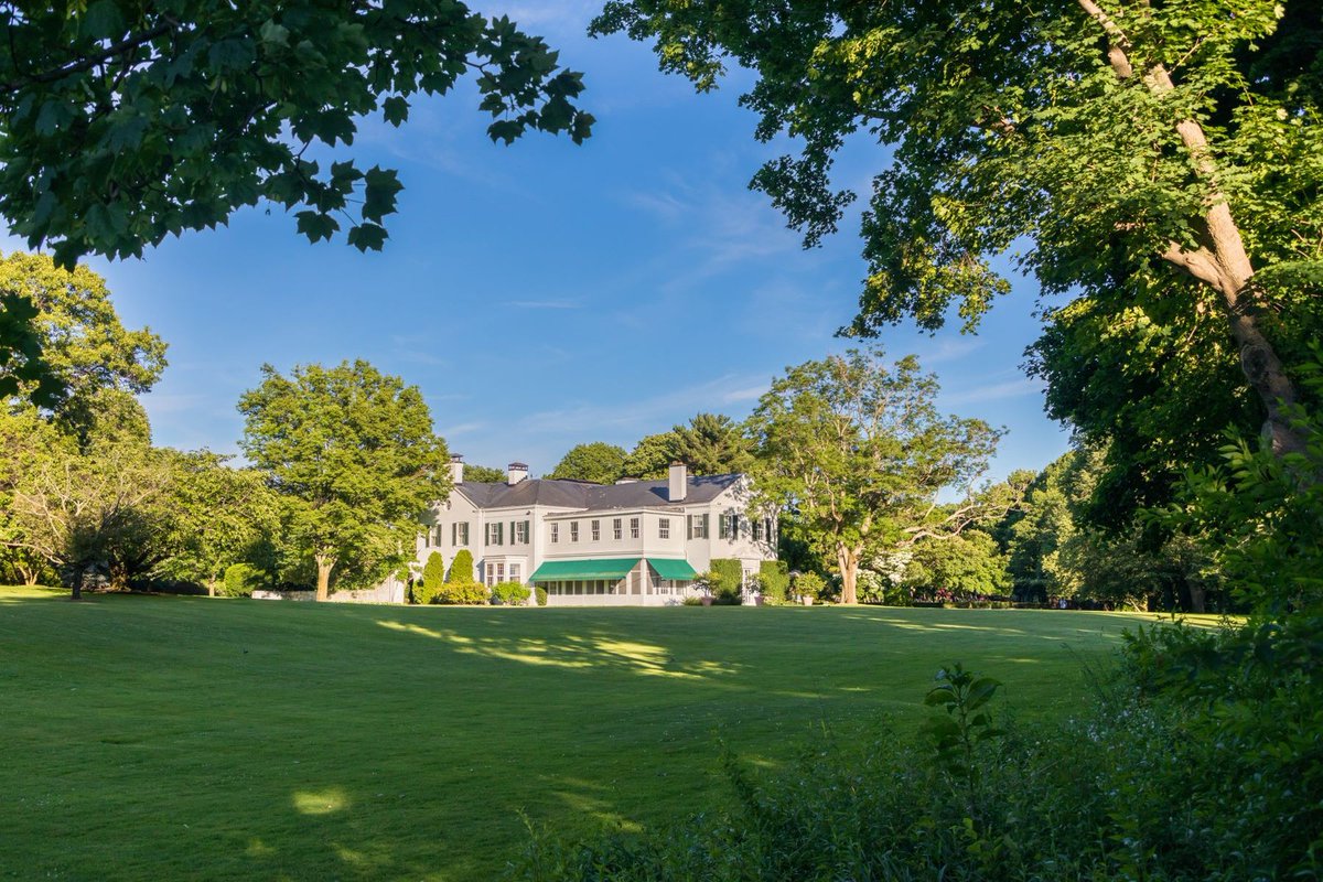 Spring has sprung at this enchanting Locust Valley estate. With gardens out of a fairytale, Lands End Manor is a botanical paradise designed by none other than Frederick Law Olmstead. Extraordinary property of the day represented by @DanielGaleSIR. s.sir.com/446x0fz
