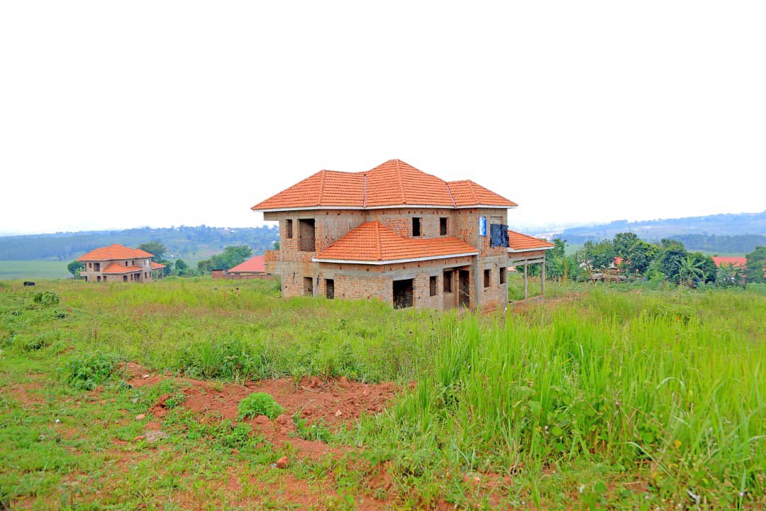 PRIME LAND ON SALE In Nsangi,2km from the main Masaka road. Suitable for apartments and residential Each 50*100ft at UGX 38m With ready land titles We accept part payments Call/WhatsApp @mugabi_praise 0706147006/0783821918 Find us in Wandegeya, behind Equity Bank, at