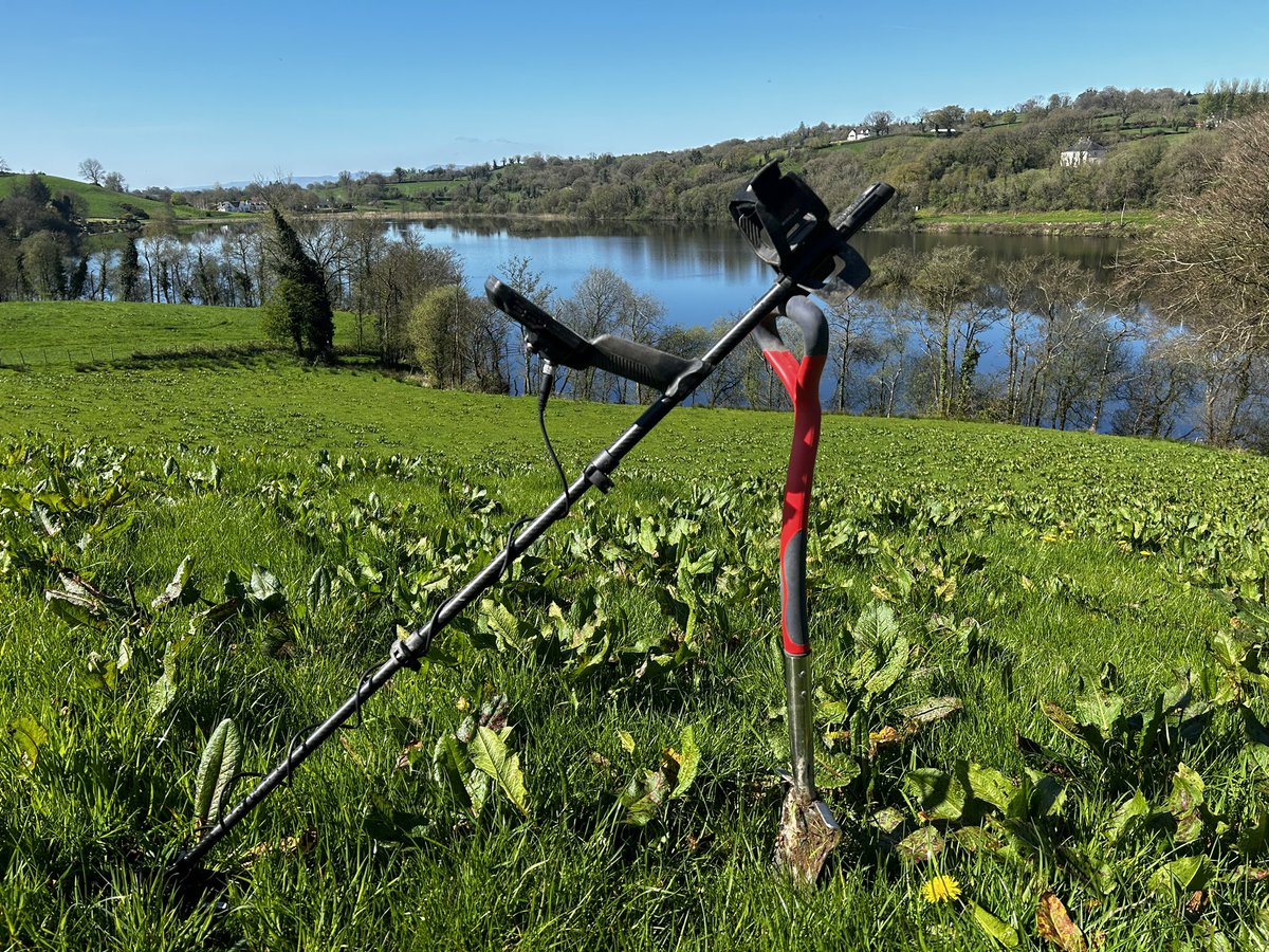 Beautiful warm sunny day here in Enniskillen NI , we have had some horrible weather these last 2 months here,so took the chance to get out for a couple of hours detecting.