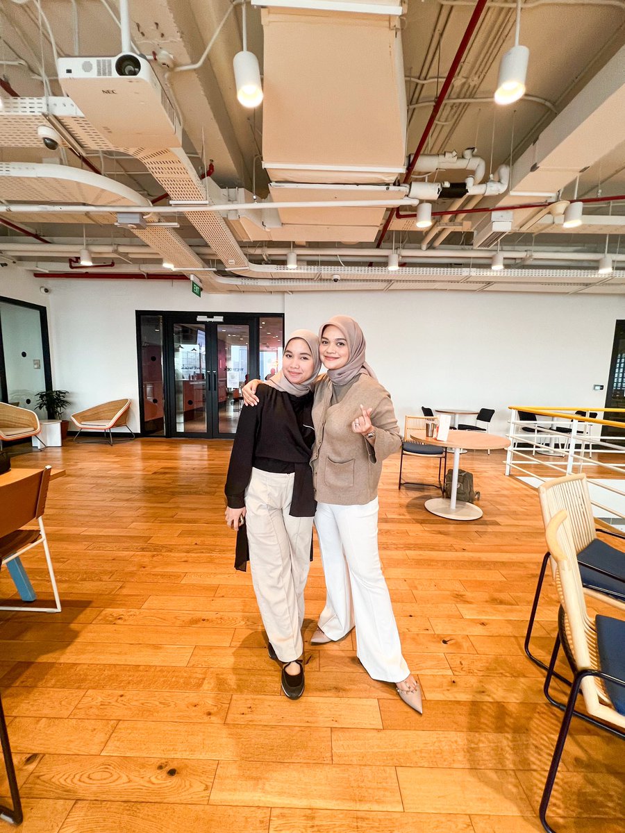 srochmayati_'s tweet photo. Satu per-satu doaku dikabulkan ❤️ Beyoooond grateful. Anyway, me &amp; kak Barizah have been conversing since 2018  and this year i’m very lucky to working with her in the same company :-) https://t.co/EWvBR7NRRO