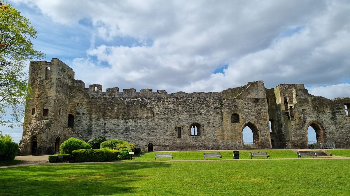 Newark Castle was looking particularly fine in the sunshine this afternoon! #KeepItStuart