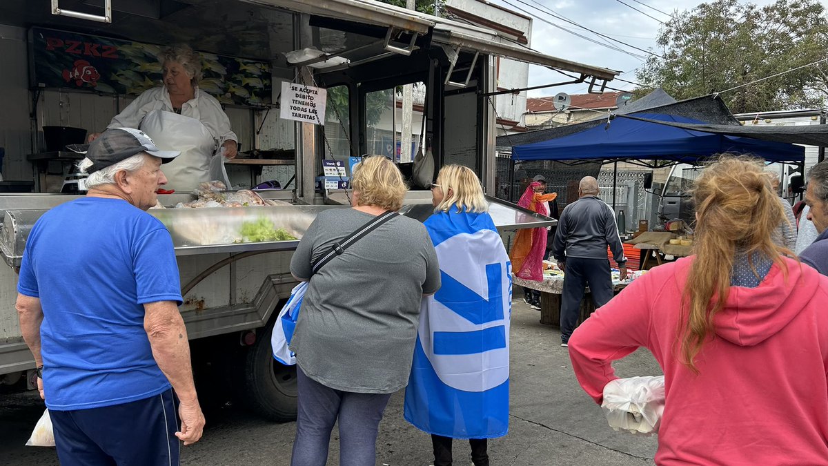 DiegoCamponovo7's tweet photo. Uruguay más Libre @lista71 @sumar_uy 

📍Militancia en la feria del Cerro, plaza de deportes Nº11 

Charlamos con los vecinos sobre el avance del Uruguay en estos años, y la importancia de seguir transformando el país 🇺🇾

Vamos por la segunda ola de transformaciones @lauraraffo ! https://t.co/aUYW3GTukw