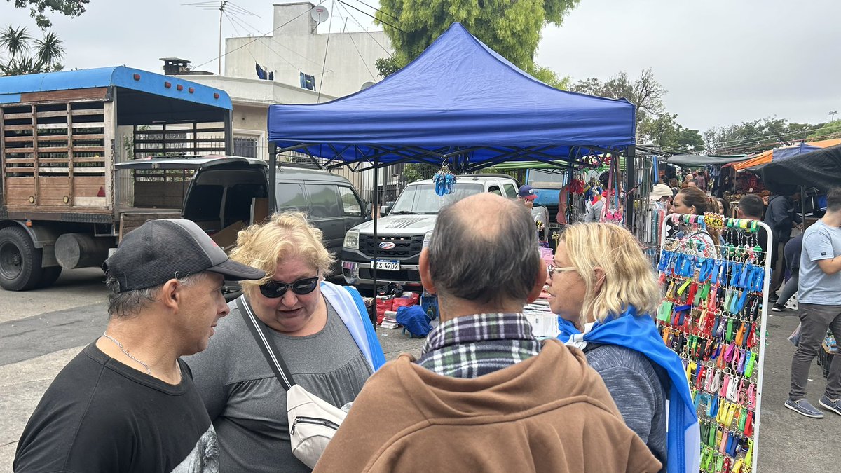 DiegoCamponovo7's tweet photo. Uruguay más Libre @lista71 @sumar_uy 

📍Militancia en la feria del Cerro, plaza de deportes Nº11 

Charlamos con los vecinos sobre el avance del Uruguay en estos años, y la importancia de seguir transformando el país 🇺🇾

Vamos por la segunda ola de transformaciones @lauraraffo ! https://t.co/aUYW3GTukw