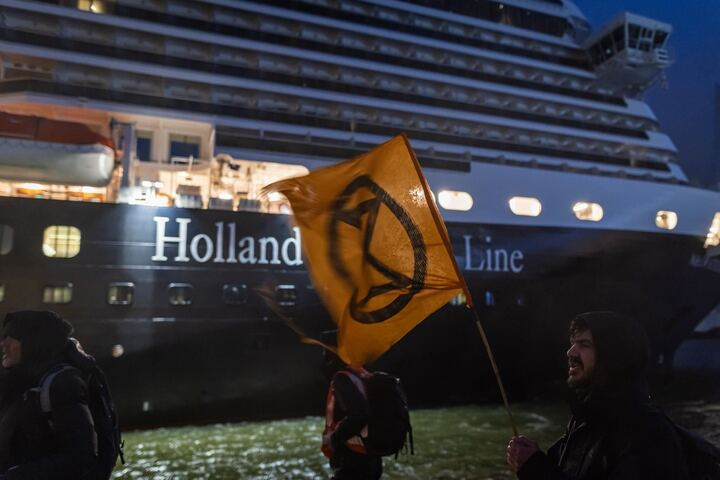 klimaatcoa010's tweet image. #Luchtkwaliteit  &amp;amp; #schepen in Rotterdamse #milieuzone [ZE-zone in 2025 ] nogmaals onder de aandacht gebracht door @NLRebellion &amp;amp; @XR_Rotterdam #cruiseschipnadeel 🚨📣