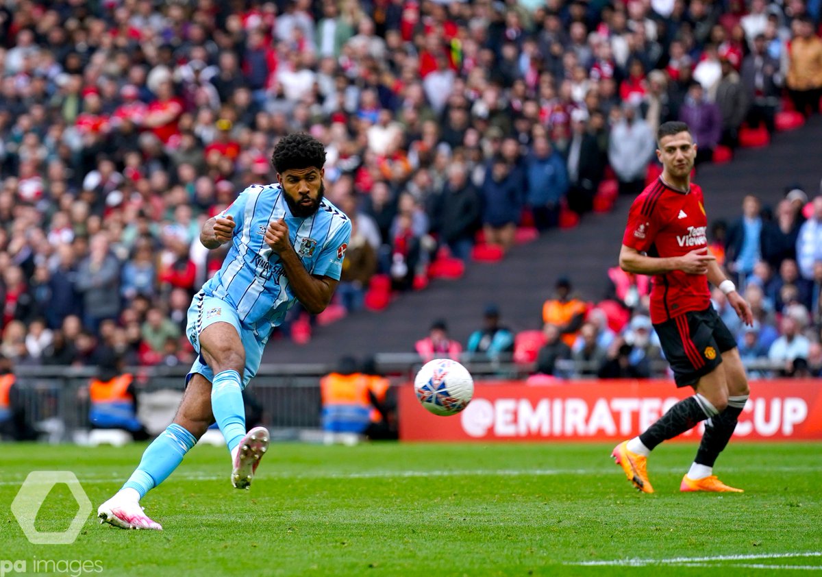 Wow! From 3-0 down Coventry are back to 3-2 at Wembley #COVMUN