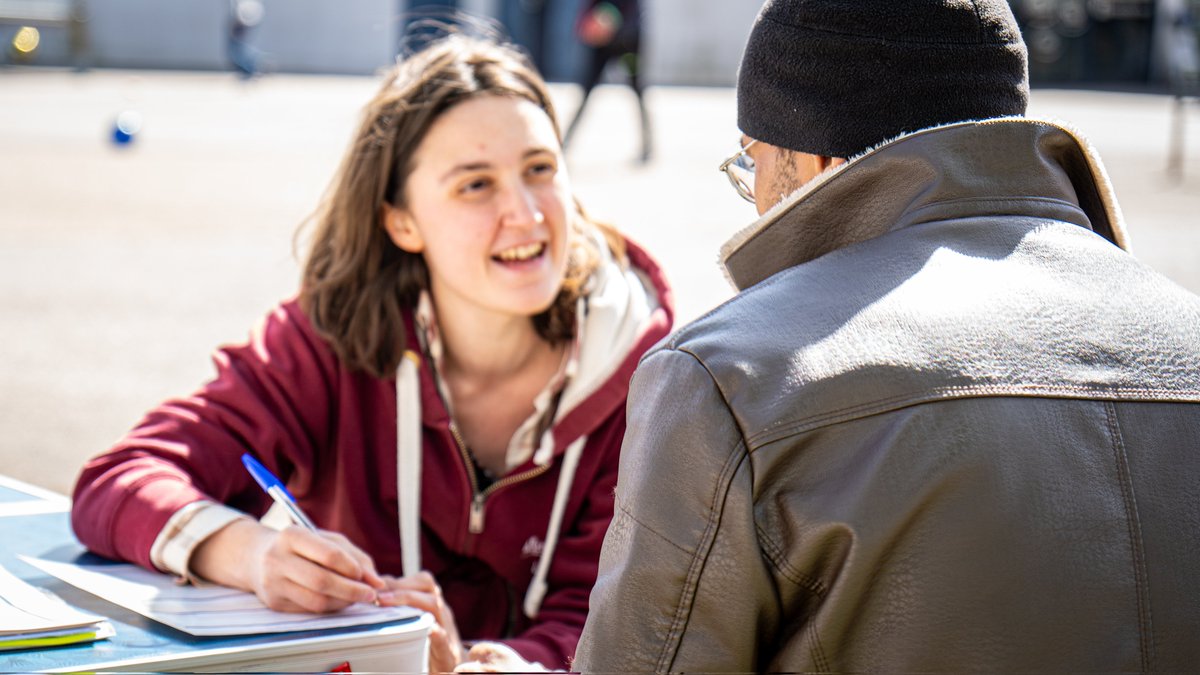 10 millions de Français·es ne sont pas inscrit·es sur les listes électorales ou mal inscrit·es. Nous étions au Val de L'Aurence avec notre députée @ManonMeunier_UP pour en parler et aider pour les démarches. Vous avez jusqu'au 3 mai pour vous inscrire et tout changer !