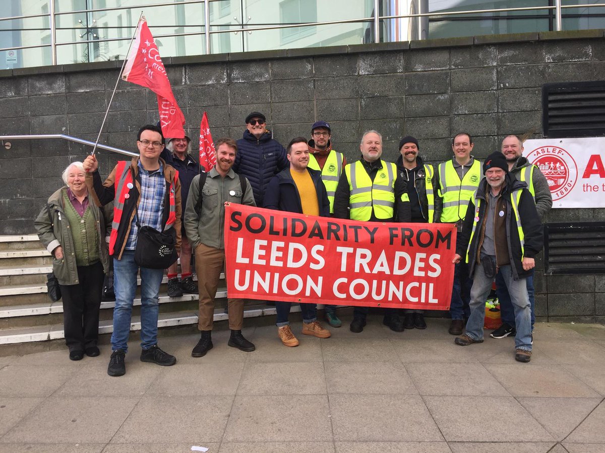 Later yesterday morning, our branch & @TUCLeeds found time 4 a quick #strikesolidarity visit to the #solid #ASLEF picket at #Leeds Cty-Centre Train Station ✊
We're proud to back train drivers in the face of @LNER's persistent failure to stick by existing agreements

#ASLEFStrike