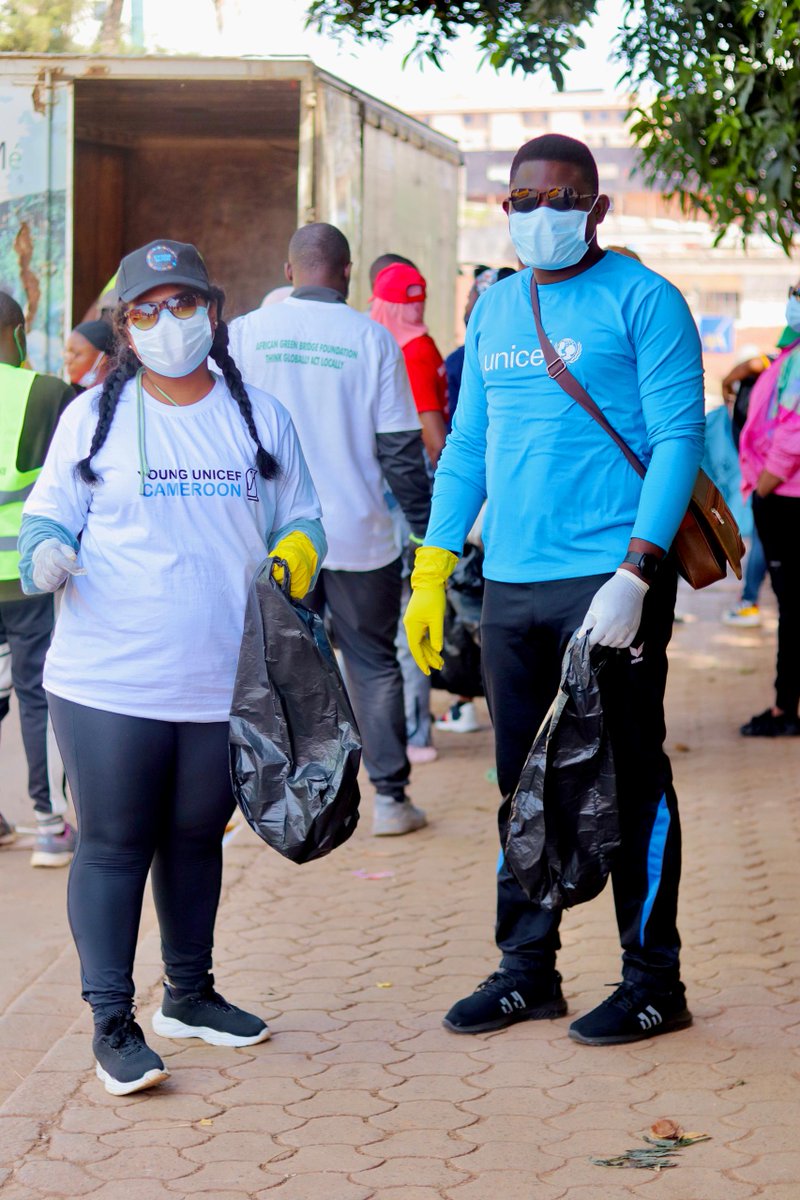 unicefcameroon's tweet photo. Young @unicefcameroon &amp; Women in Climate Change are making a difference in Mfoundi River by picking up plastic bottles, one bottle at a time! Let's think of ways to positively impact our planet this #EarthDay. 🌍♻️ #sustainability
#ForEveryChild, a clean environment https://t.co/yl2Z0LACMC
