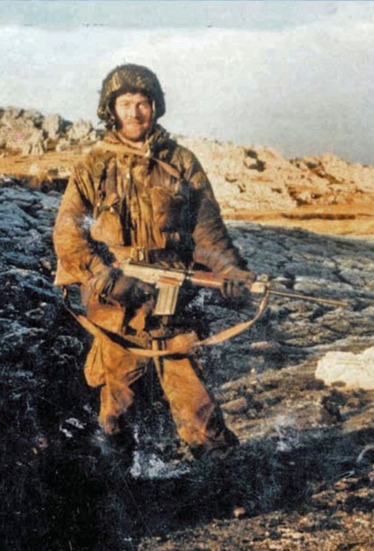 April 21st 1982: Falklands police chief, Terry Peck, slips out of Stanley on a motorbike, evading arrest by Major Dowling. He will spend the next few weeks organising resistance & sabotage before joining up with 3 Para (pictured). His biography is below:

falklandsbiographies.org/biographies/pe…