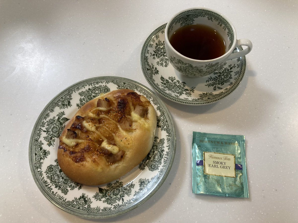 照り焼きチキンのパンを焼きました🥐4月21日は英国の紅茶の日との事で、フォートナム&メイソンのスモーキーアールグレイと合わせて☕️
#茶好連