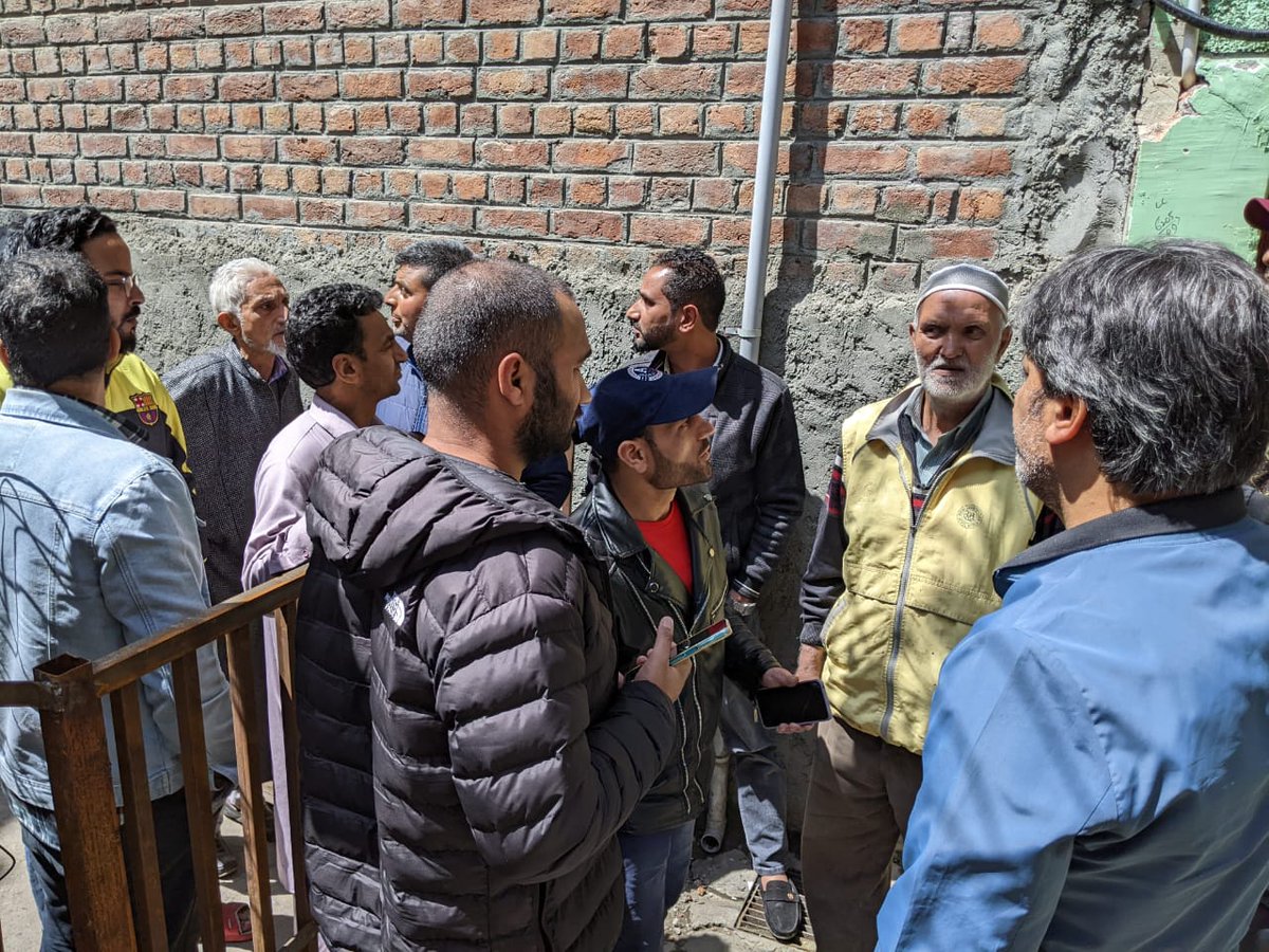Arif_Laigroo's tweet photo. As our door to door campaign continues, today visited #Chandpora #ZainaKadal #KhankaMoula #KarfaliMohalla #Zaldagar #PatherMasjid #GadudBagh #SHEHREKHAS has been ignored by previous Govts &amp;Lg administration, appeal people vote for @parawahid , assured locals vl take up all issues https://t.co/LB8G6TsRJ1