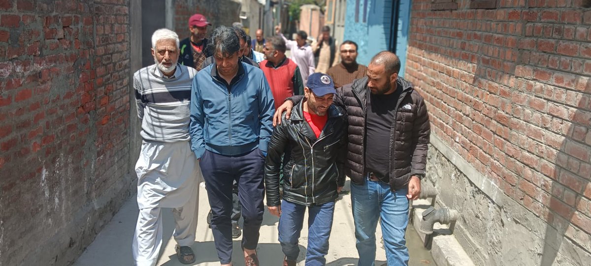Arif_Laigroo's tweet photo. As our door to door campaign continues, today visited #Chandpora #ZainaKadal #KhankaMoula #KarfaliMohalla #Zaldagar #PatherMasjid #GadudBagh #SHEHREKHAS has been ignored by previous Govts &amp;Lg administration, appeal people vote for @parawahid , assured locals vl take up all issues https://t.co/LB8G6TsRJ1