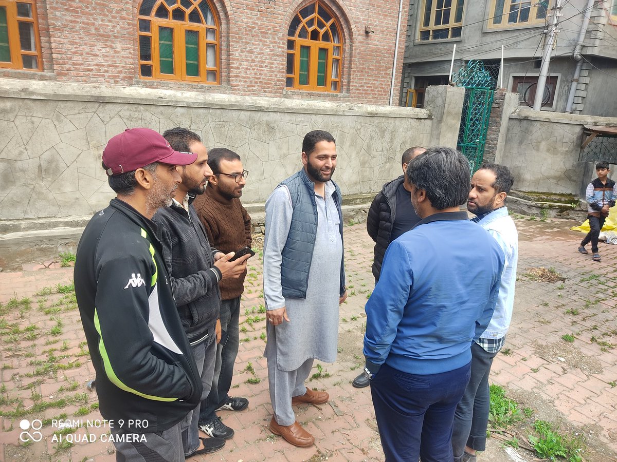 Arif_Laigroo's tweet photo. As our door to door campaign continues, today visited #Chandpora #ZainaKadal #KhankaMoula #KarfaliMohalla #Zaldagar #PatherMasjid #GadudBagh #SHEHREKHAS has been ignored by previous Govts &amp;Lg administration, appeal people vote for @parawahid , assured locals vl take up all issues https://t.co/LB8G6TsRJ1