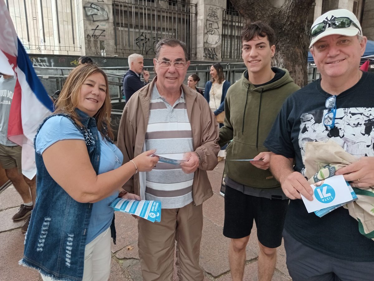 Los Herreristas de Poncho Blanco de la @lista71 junto seguimos sumando en el Municipio B en la feria de Tristán Narvaja para que @lauraraffo sea Presidenta @sumar_uy #HagamosHistoria #LauraPresidenta @Herrerismouy @HerreriPonchoBl @Luisaheber @gloriasaravista