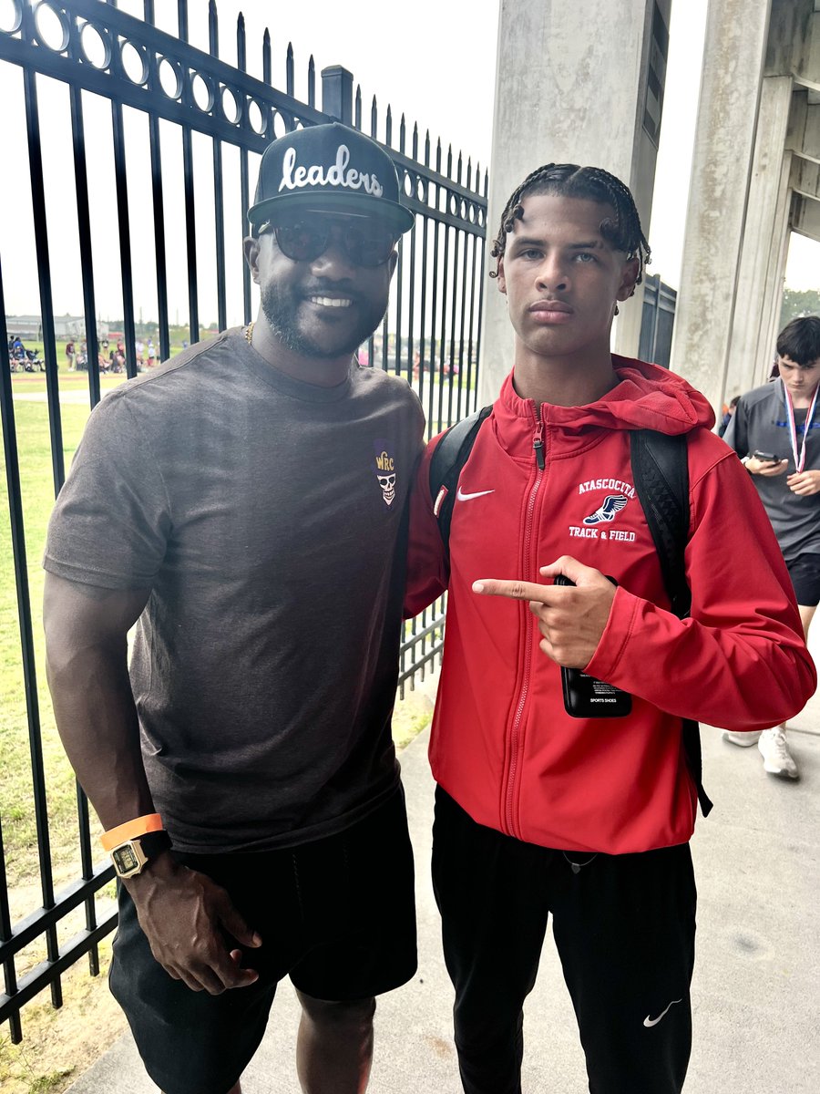 Got a pic with Olympic Gold Medalist Justin Gatlin @justingatlin at our Region 3 track meet. Congrats to my teammates for making it to the State Meet. Let’s Go‼️ #atascocita 🅰️