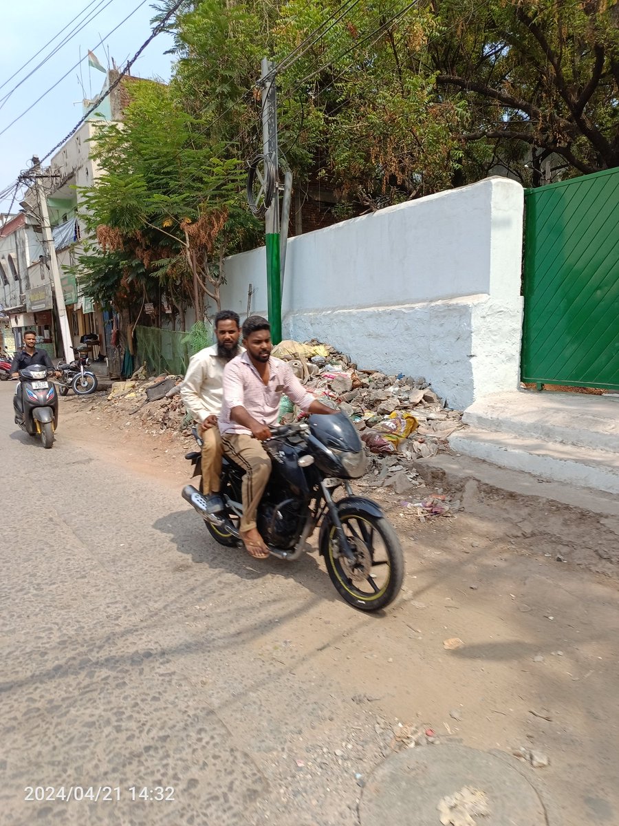 Garbage at Oxford school lane at Erragadda @GHMCOnline @swachhhyd @HiHyderabad @UNTGAPS @Ilovehyderabad @krishna_avs @sselvan