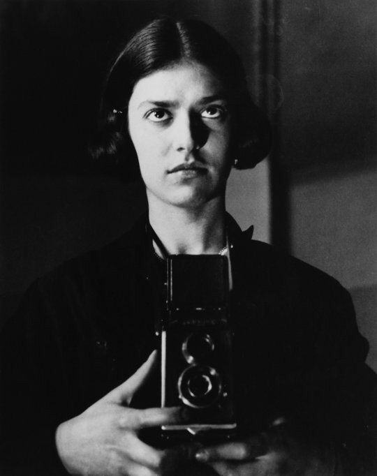 📸 Eva Besnyö  ( 1910 - 2003 ).
Self-Portrait with Rolleiflex, Berlin, 1931.