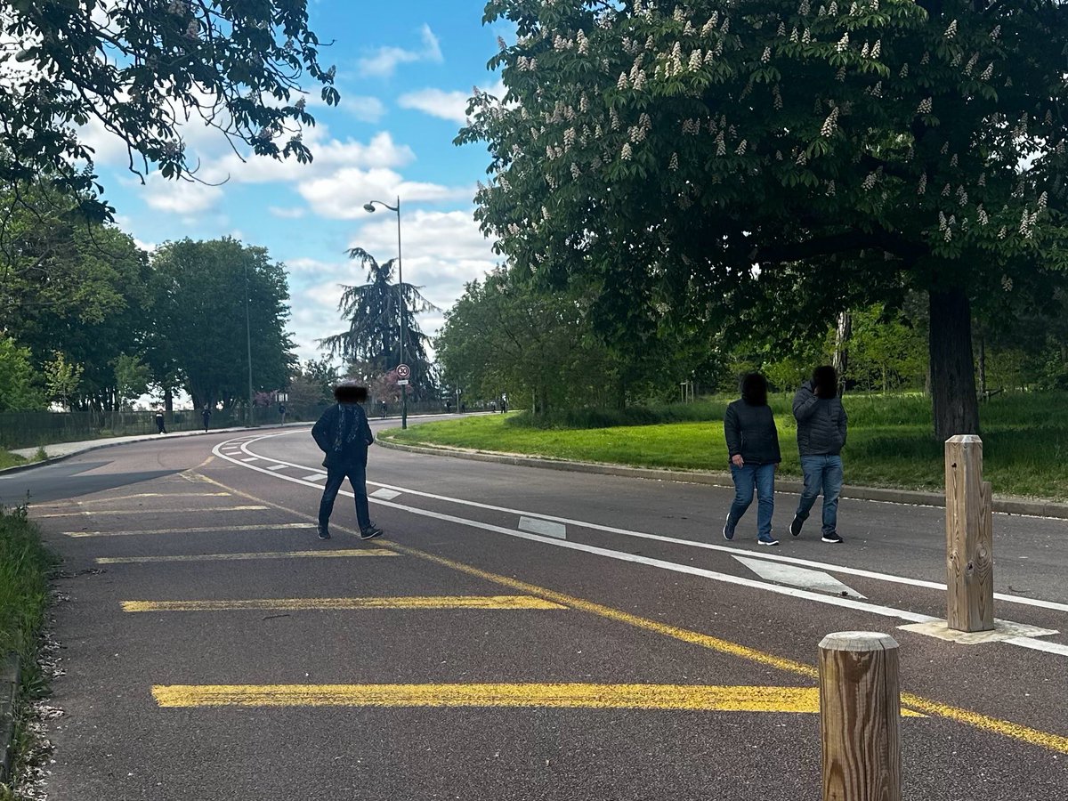 Il n’y a pas que les cyclistes qui profitent de la fermeture de la route de Sèvres à Neuilly. On croise également bcp de piétons 🚶🏼‍♂️ qui peuvent désormais marcher en sécurité et sans le bruit des voitures 🚗