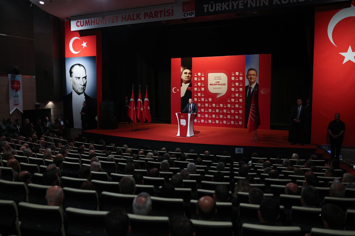 herkesicinCHP's tweet photo. Genel Başkanımız Özgür Özel, Genel Merkez’imizde düzenlediğimiz İktidar Yolunda CHP Belediyeciliği Çalıştayı’nın ikinci ve son gününde Mersin, Aydın, Antalya, Ankara ve İstanbul Büyükşehir Belediye Başkanlarımızın ve Genel Sekreterimiz Selin Sayek Böke’nin sunumlarını takip etti ve kapanış konuşmasını yaptı.