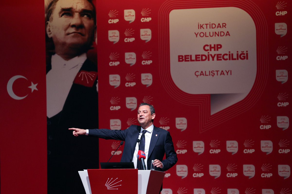 herkesicinCHP's tweet photo. Genel Başkanımız Özgür Özel, Genel Merkez’imizde düzenlediğimiz İktidar Yolunda CHP Belediyeciliği Çalıştayı’nın ikinci ve son gününde Mersin, Aydın, Antalya, Ankara ve İstanbul Büyükşehir Belediye Başkanlarımızın ve Genel Sekreterimiz Selin Sayek Böke’nin sunumlarını takip etti ve kapanış konuşmasını yaptı.