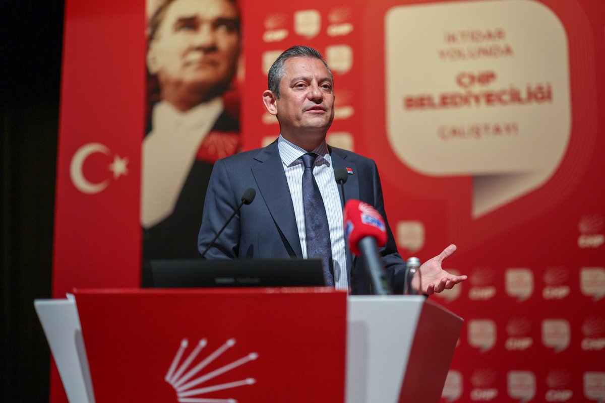 Genel Başkanımız Özgür Özel, Genel Merkez’imizde düzenlediğimiz İktidar Yolunda CHP Belediyeciliği Çalıştayı’nın ikinci ve son gününde Mersin, Aydın, Antalya, Ankara ve İstanbul Büyükşehir Belediye Başkanlarımızın ve Genel Sekreterimiz Selin Sayek Böke’nin sunumlarını takip etti