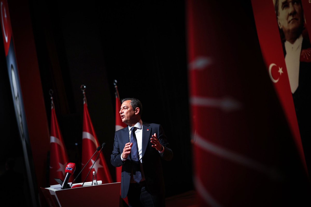herkesicinCHP's tweet photo. Genel Başkanımız Özgür Özel, Genel Merkez’imizde düzenlediğimiz İktidar Yolunda CHP Belediyeciliği Çalıştayı’nın ikinci ve son gününde Mersin, Aydın, Antalya, Ankara ve İstanbul Büyükşehir Belediye Başkanlarımızın ve Genel Sekreterimiz Selin Sayek Böke’nin sunumlarını takip etti ve kapanış konuşmasını yaptı.