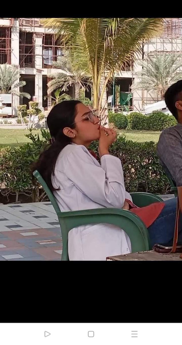 البنت الي عملت كده توريني نفسها😂