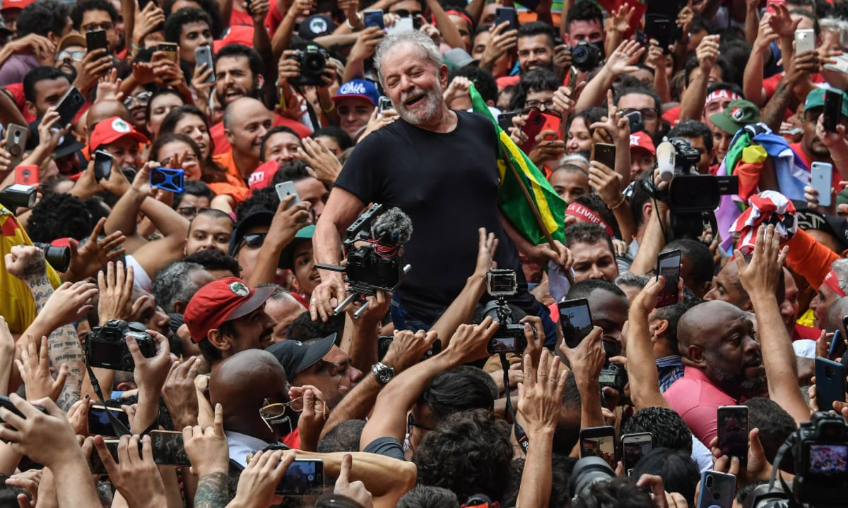 Existe a gana de Lula para melhorar a vida de todos, e existe a gana da direita para impedir isso a qualquer custo. E isso é ABSOLUTAMENTE tudo o que temos no palco de operações da política brasileira hoje. E ponto. CHUVA DE LULA