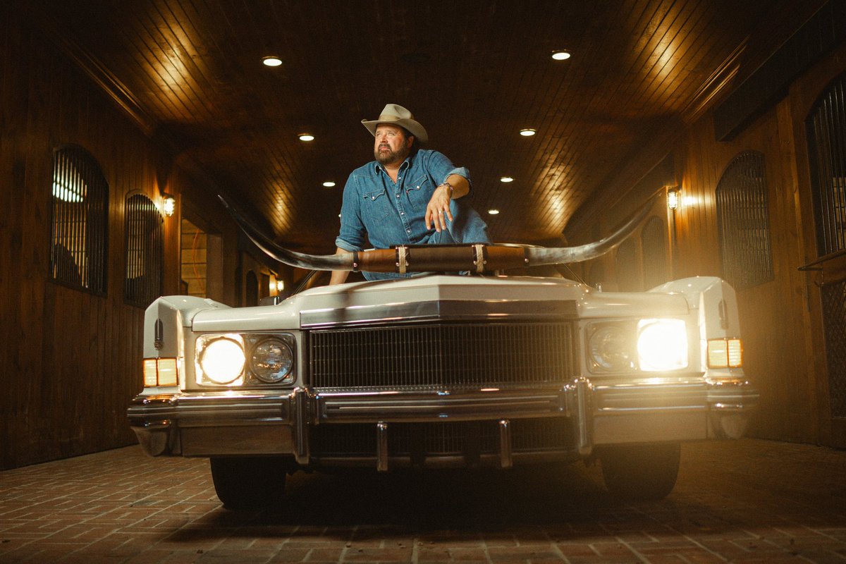 RandyHouser's tweet photo. Show your bright light towns how a night goes down #CountryBack https://t.co/SV9lJJPnsi
