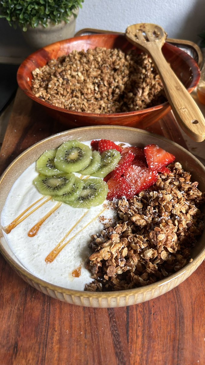 poum__'s tweet photo. regardez tout ce que j’ai cuisiné ces derniers temps 🥺🫶🏽

1. coulant au chocolat
2. granola maison
3. bokits
4. sauce chien https://t.co/UmIxKg5RRe