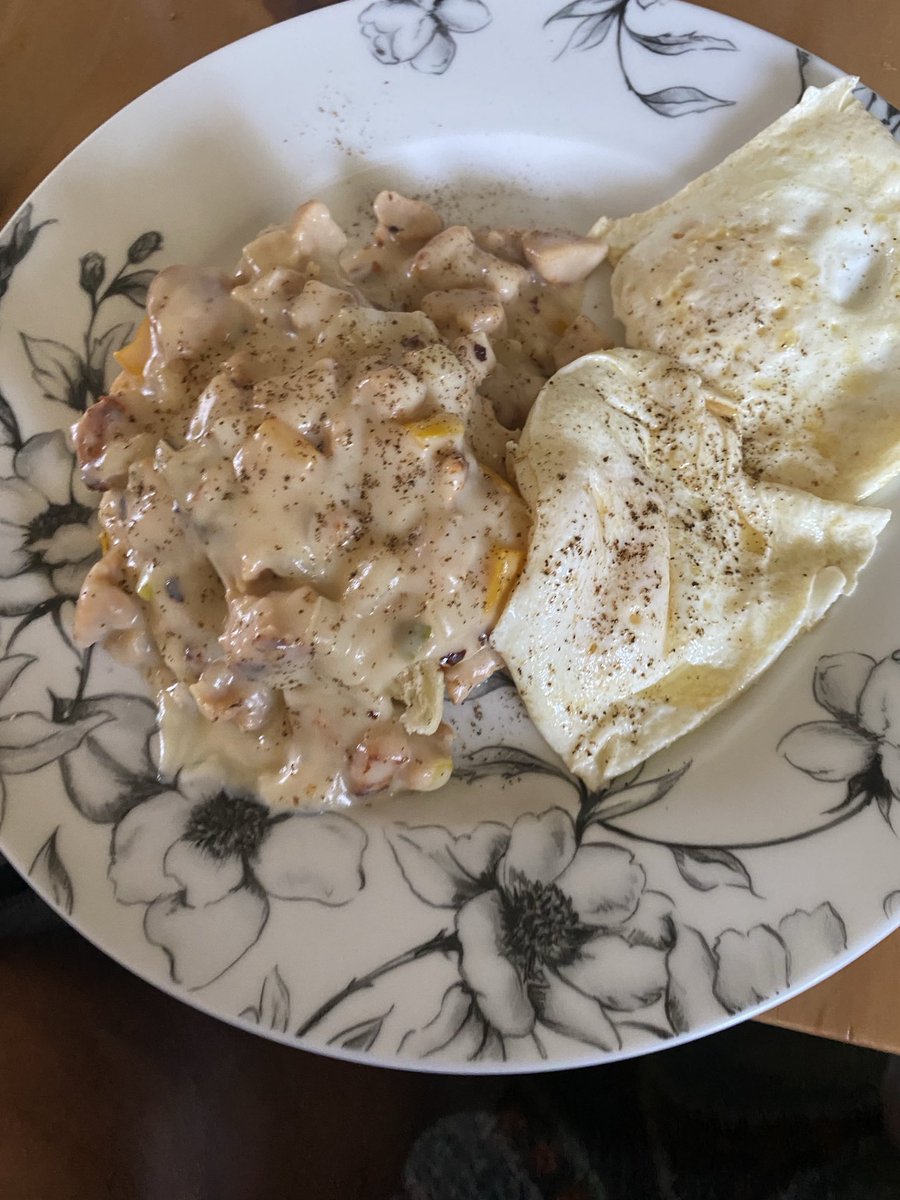 Canadian buiscuits and gravy with eggs. Turkey sausage bits on cheddar cheese bread.!!! 🇨🇦😁😁🇨🇦