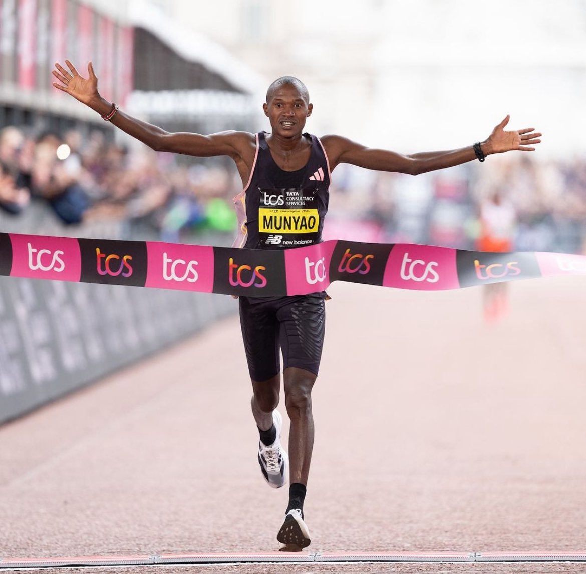 Alexander Munyao es el ganador del @londonmarathon con un tiempo de 2:04:01. Kenenisa Bekele queda en segundo lugar con un tiempo de 2:04:15. 📷 @worldathletics #EntreRunners