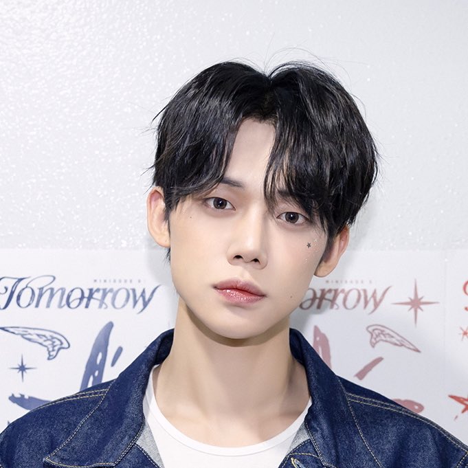 hourlyjunie's tweet photo. PRETTY BOY https://t.co/VGSwiwWAav