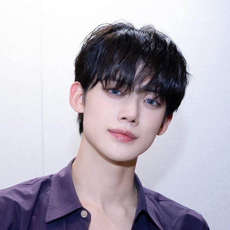 hourlyjunie's tweet photo. PRETTY BOY https://t.co/VGSwiwWAav