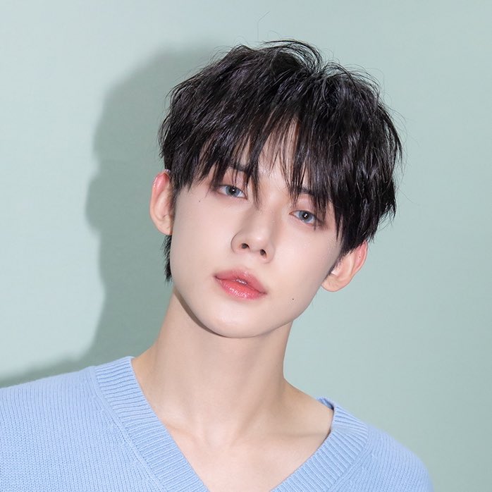 hourlyjunie's tweet photo. PRETTY BOY https://t.co/VGSwiwWAav