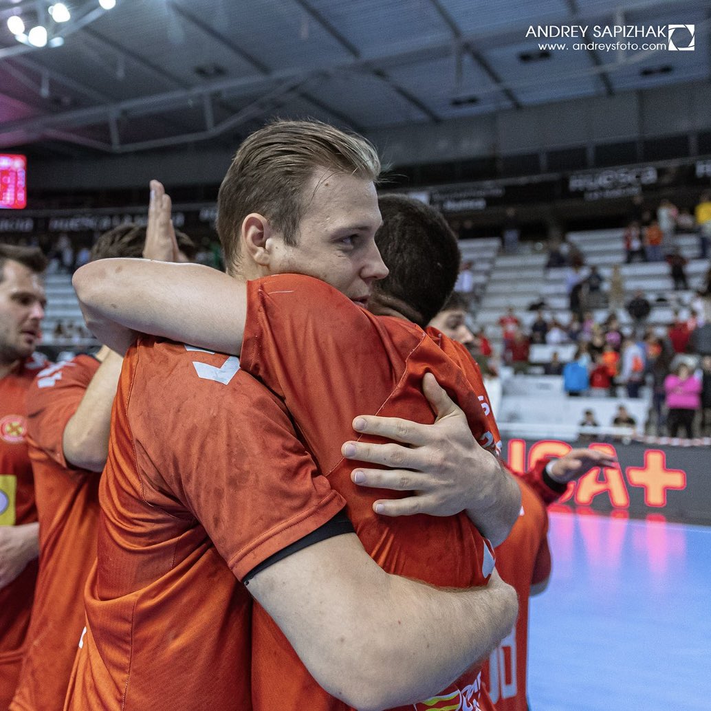BmHuesca's tweet photo. ✌️ 𝙴𝚕 𝚟𝚒𝚎𝚛𝚗𝚎𝚜 𝚏𝚞𝚎 𝚞𝚗 𝚐𝚛𝚊𝚗 𝚙𝚊𝚛𝚝𝚒𝚍𝚘 😊

🤔 𝘝𝘰𝘴𝘰𝘵𝘳𝘰𝘴 𝘵𝘢𝘮𝘣𝘪𝘦𝘯 𝘭𝘰 𝘷𝘦𝘪𝘴 𝘦𝘯 𝘭𝘢𝘴 𝘧𝘰𝘵𝘰𝘴 𝘥𝘦 Andrey Sapizhak⁉️

#BadaHuesca #HuescaLaMagia #LigaPlenitude #ASOBAL #HCACQN #Balonmamo #Handball https://t.co/b7PzvSP2Ug